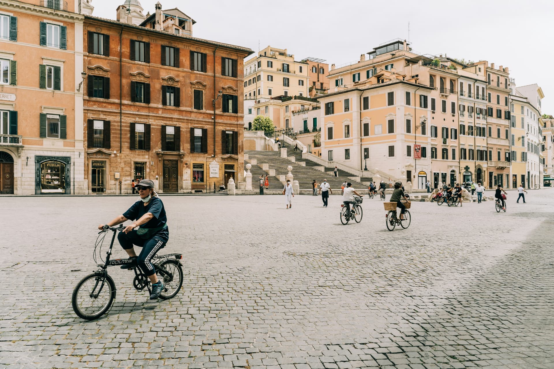 Ciclisti in una piazza storica italiana