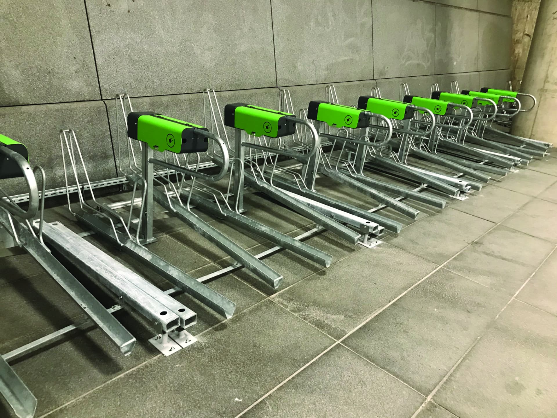 Colonnina per ricarica e-bike con rastrelliere