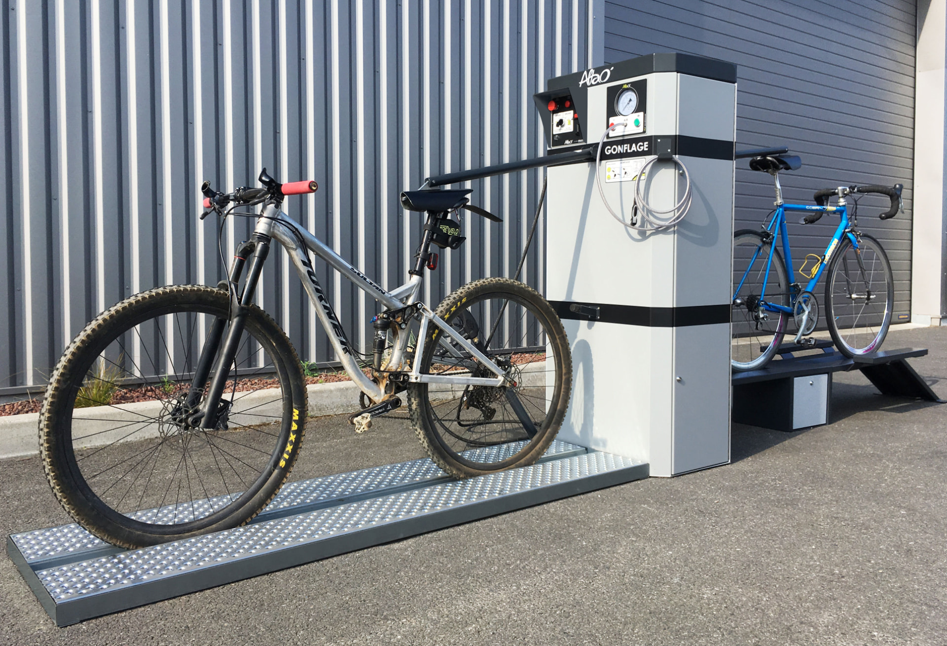 Stazione di manutenzione ALTAO® Modulo con gonfiaggio e supporto bici