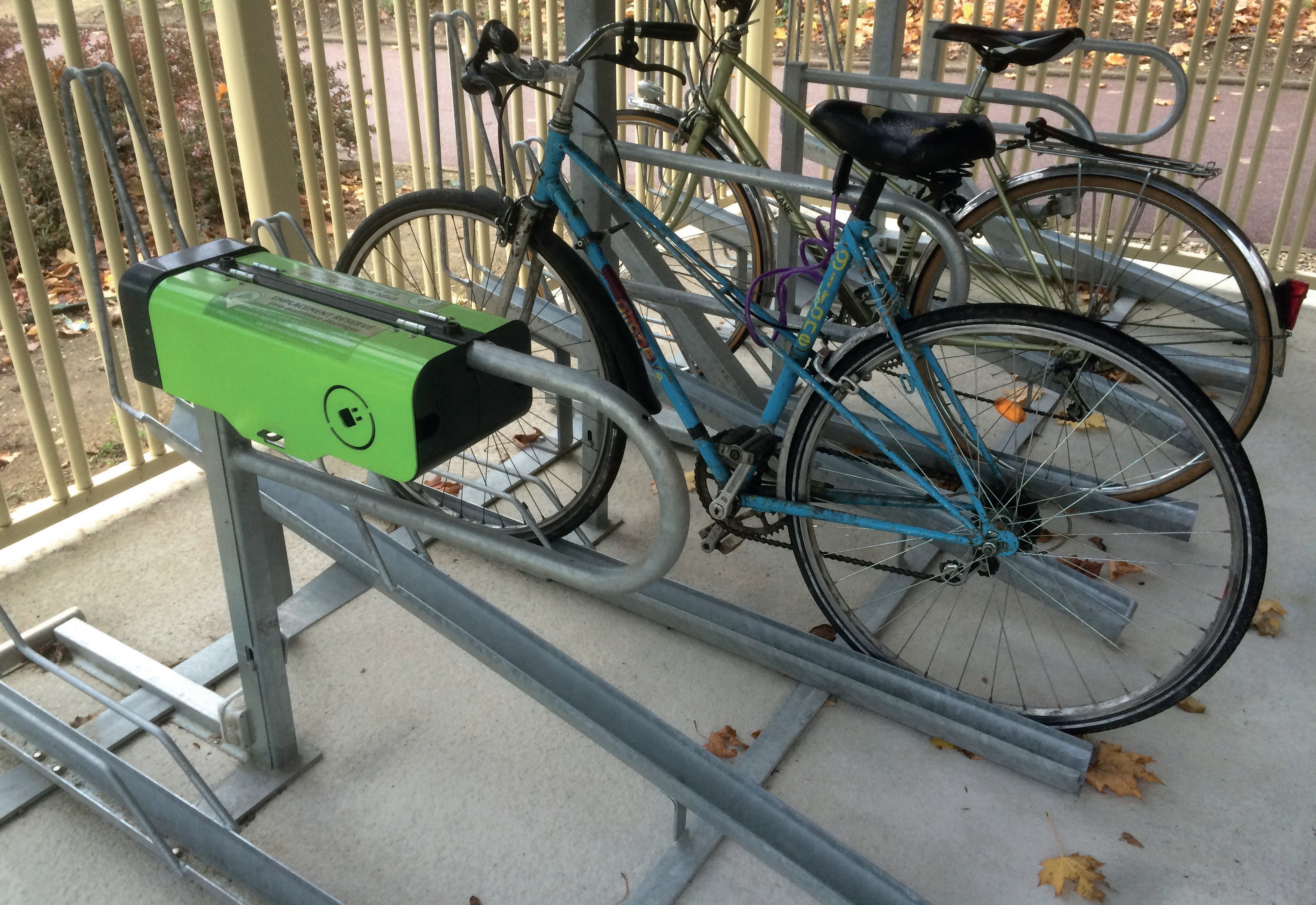 Arco di parcheggio ALTAO® Arceau "P" e-bike con vano di ricarica verde e biciclette agganciate