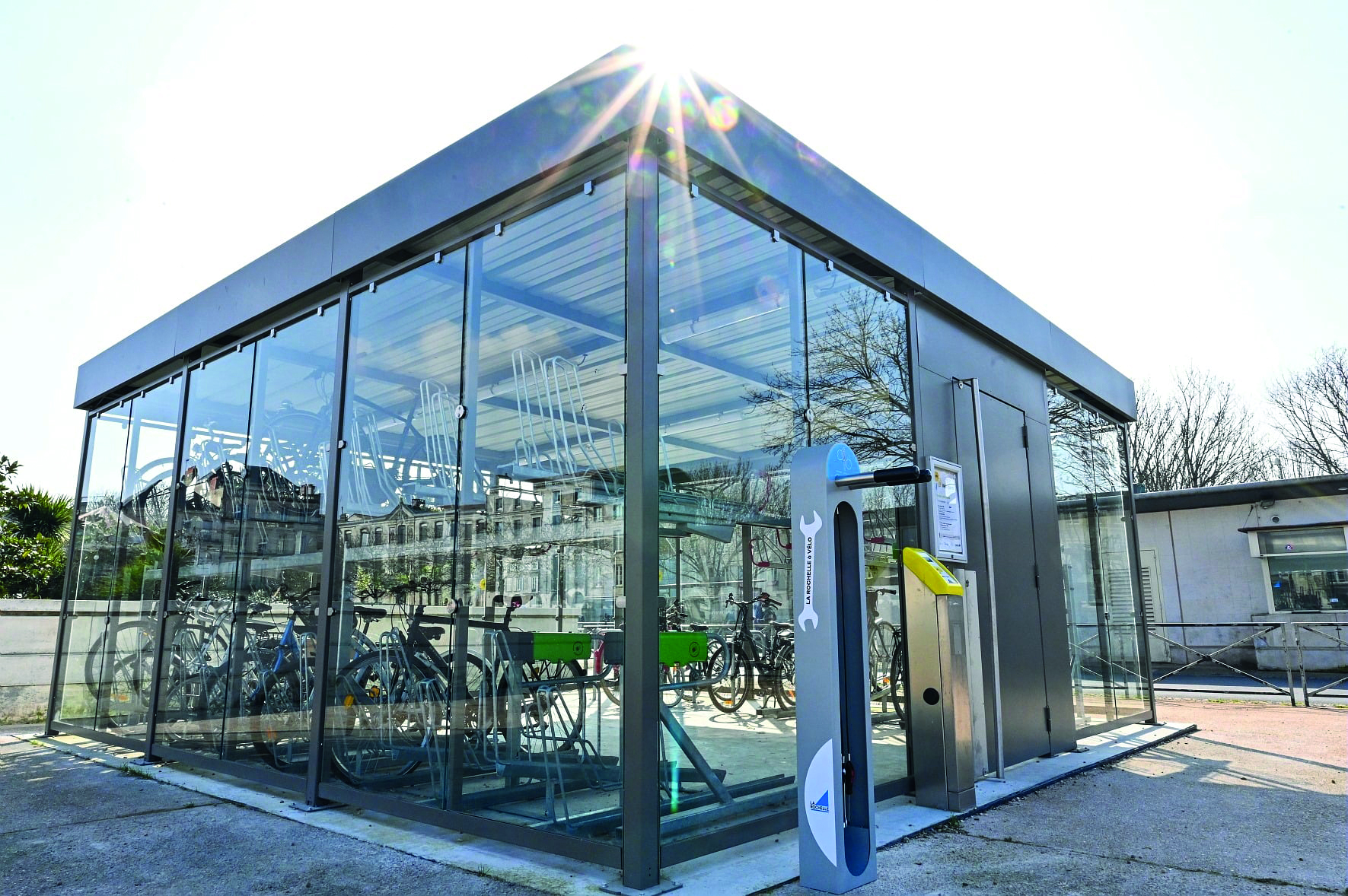 Velostazione ALTAO® Spacio con pareti vetrate
