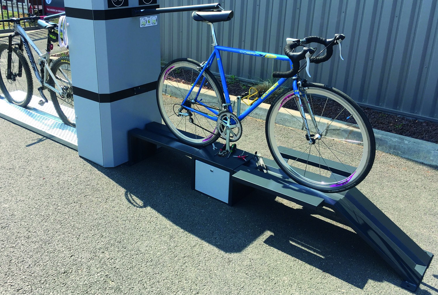 Officina ALTAO® Modulo con bicicletta sostenuta dal braccio Univer’Selle
