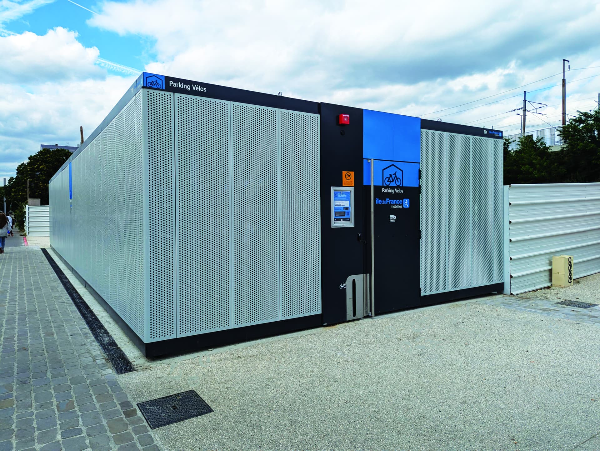 Velostazione Abri Cigogne con rivestimento metallico forato